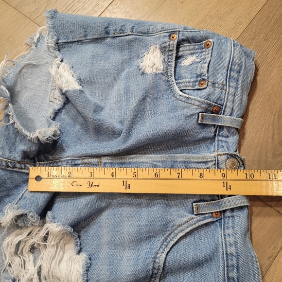 Levi's Jean Shorts Women's sz 26 501 Button Fly Distressed Jean Shorts - Picture 11 of 12